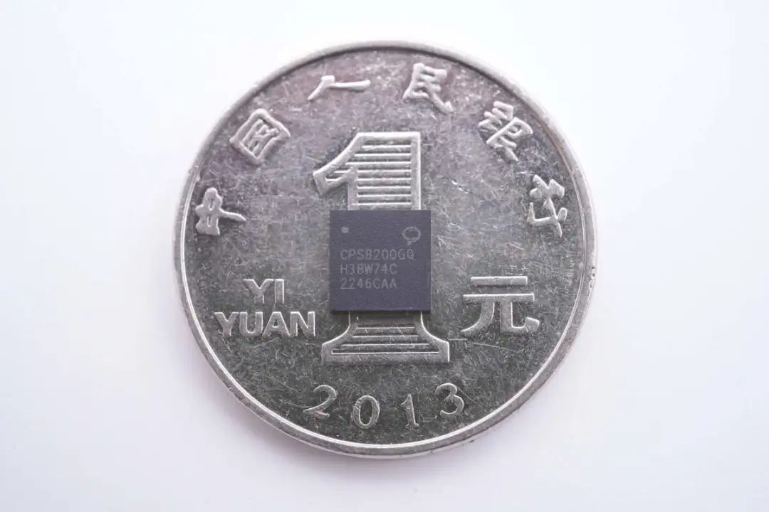 晶片放在一元硬幣